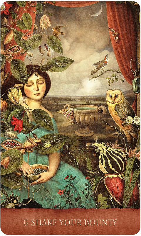 tarot korta 5 Share Your Bounty – miegančios moters figūra apsupta egzotinių augalų, pelėda dešinėje ir turkio spalvos suknelė