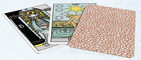 Tarot kortos fanuotos trijų kortų kompozicijoje, matomi didžiosios arkanos piešiniai priekyje ir rožinė geometrinė nugarėlė