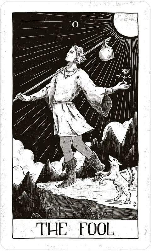 Tarot korta The Fool, juodai balta linoraižinio stiliaus priekinė pusė, pilna kortos kompozicija su keliautoju ir šunimi