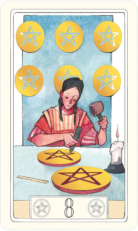 Aštuoni pentakliai tarot korta, amatininko scena su plaktuku ir rievėmis, auksiniai pentakliai viršuje, detali iliustracija