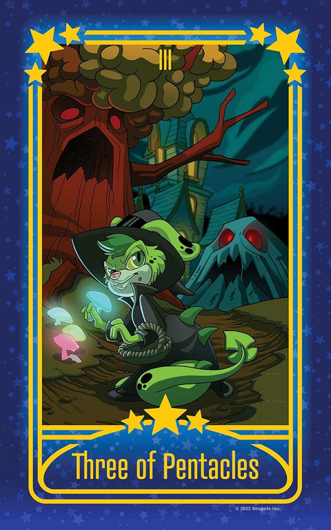 Tarot korta Three of Pentacles su žalia raganos figūra, šviečiančiomis grybų lemputėmis ir mėlynu žvaigždėtu rėmeliu