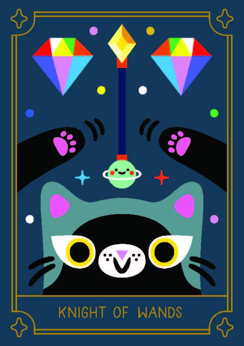 tarot korta "Knight of Wands" su žaismingu juodu ir žalsvu katinu, ryškiai mėlynu fone ir auksiniu rėmu, frontali variantas