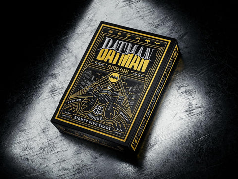 Kortos Batman juodo ir aukso dėkle, kampu parodytas 85‑erių metų jubiliejinis premium dizainas