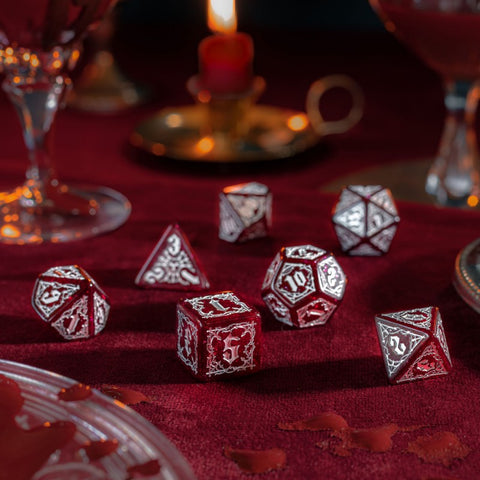 Vampyriškai raudonas RPG kauliukų rinkinys 7 vnt., sidabrinė graviruotė