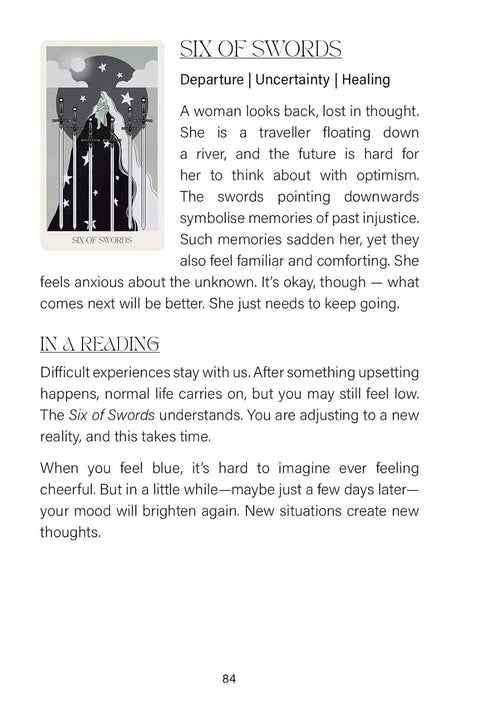 Tarot korta Six of Swords pilkos–juodos iliustracijos, kairėje kortos atvaizdas su puslapiu, aiškinantis judėjimo ir gijimo reikšmes