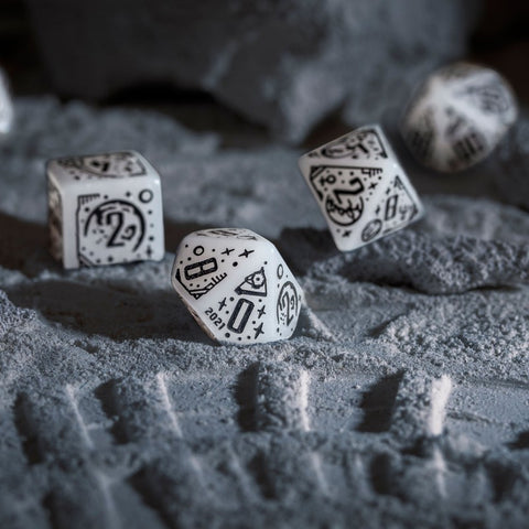 Apollo kosmoso RPG kauliukų rinkinys – 7 vnt., balti su juodais raižiniais