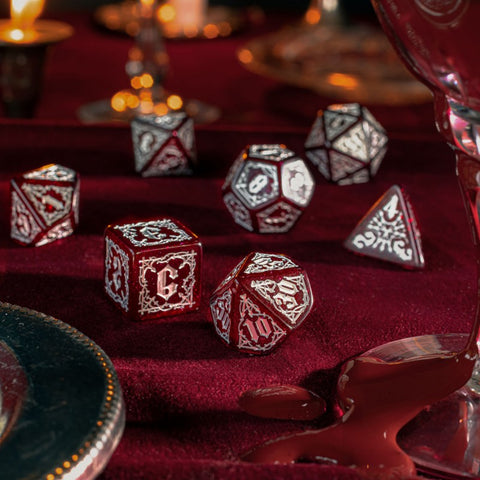 Vampyriškai raudonas RPG kauliukų rinkinys 7 vnt., sidabrinė graviruotė