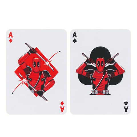 Kortos Deadpool tematikos, dvi kortos su ryškiomis raudonomis Deadpool iliustracijomis ant deimanto ir klubų ženklo