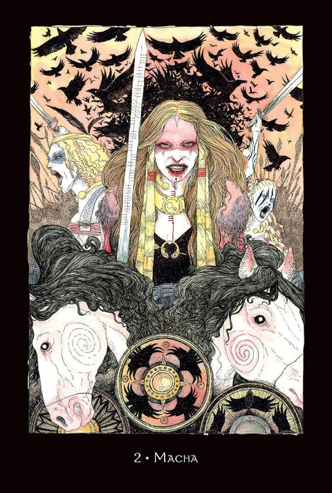 tarot korta Macha, energinga kario moters figūra su kardu, arkliais priekinėje dalyje ir varnų pulkais fonas, dramatiškos spalvos