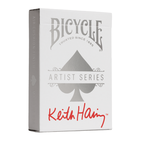 Bicycle kortos Artist Series Keith Haring, baltas dėklas su sidabriniu pikų simboliu ir ryškiu raudonu parašu priekyje