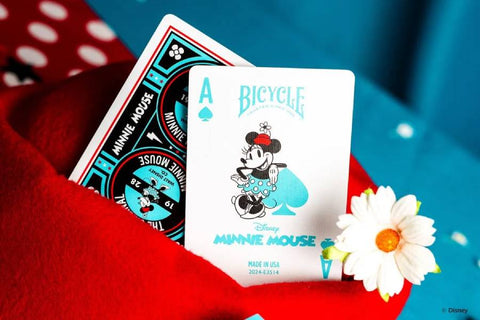 Bicycle žaidimo kortos, parodyta turkio Minnie Mouse as korta prie raudono aksomo ir baltos ramunės