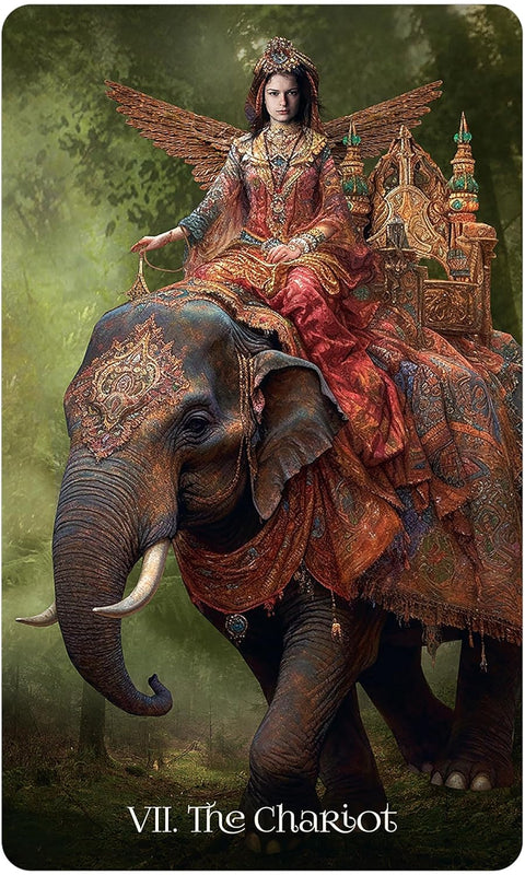 tarot korta VII The Chariot – raudonai auksinė karalienė su sparnais sėdi ant dekoruoto dramblio, vertikalus detalus kortos variantas