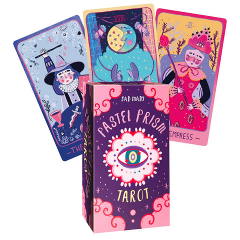 Tarot kortos Pastel Prism Jad Mady, rožinė–violetinė dėžutė priekyje ir trys spalvingos iliustruotos kortos fone