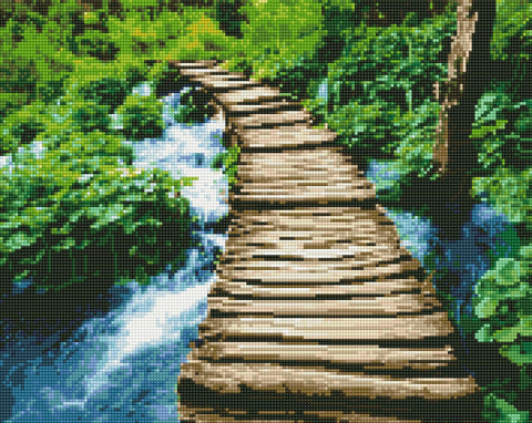 Dimantinė mozaika medinis tiltas virš upelio, 50×40 cm, ryškios žalios ir mėlynos spalvos, arti matoma deimantinių plytelių faktūra