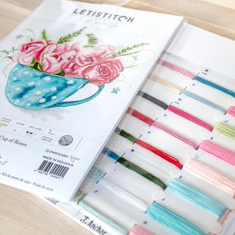 Siuvinėjimo rinkinys Letistitch su mėlynu taškuotu puodeliu ir rožių motyvu, komplekte pažymėti pasteliniai siūlai