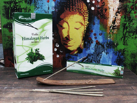 Smilkalai Aromatika Himalayan Herbs balto‑žalia pakuotė, vienas atidarytas rinkinys ant stalo su mediniu laikikliu ir keliomis lazdelėmis