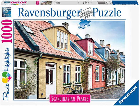 Dėlionė Ravensburger 1000 detalių: spalvotos skandinaviškos namų eilės ant akmenimis grįstos gatvės su dviračiu.