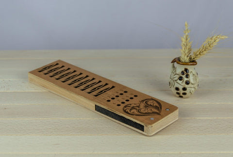 Cribbage lenta iš natūralios medienos, ilga ir plona su įdeginta širdies raižiniu ir juodu pamušalu apačioje