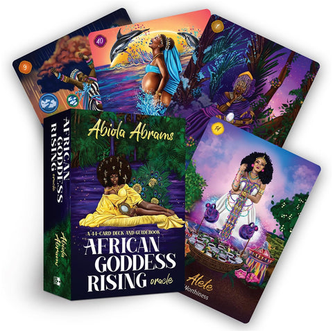 orakulo kortos African Goddess Rising – Abiola Abrams 44 kortų rinkinys, ryškios violetinės ir aukso spalvos, dėžutė su išskleistomis kortomis matoma iš priekio, artimas kadras