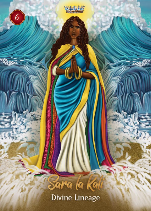 tarot korta Sara la Kali su karūna ir tamsios odos deivės figūra, mėlyno‑geltono šilko apsiaustas ir audringos bangos fone
