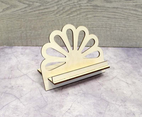 Kortelių stovas iš šviesios beržo faneros, dekoratyvus skėčio formos dizainas, matomas iš priekio, tinka 9×6 cm kortelėms