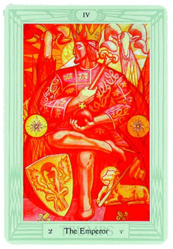 Tarot korta Imperatorius (IV) ryškiai raudona su šviesiai žaliu rėmu, kortos priekis su karaliaus simbolika