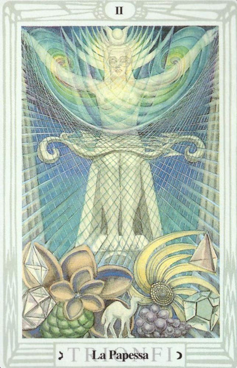 Tarot korta Aukštoji Kunigė (La Papessa) — mėlynos ir šviesios spalvos frontinė korta su simbolinėmis figūromis, kristalais ir augalais