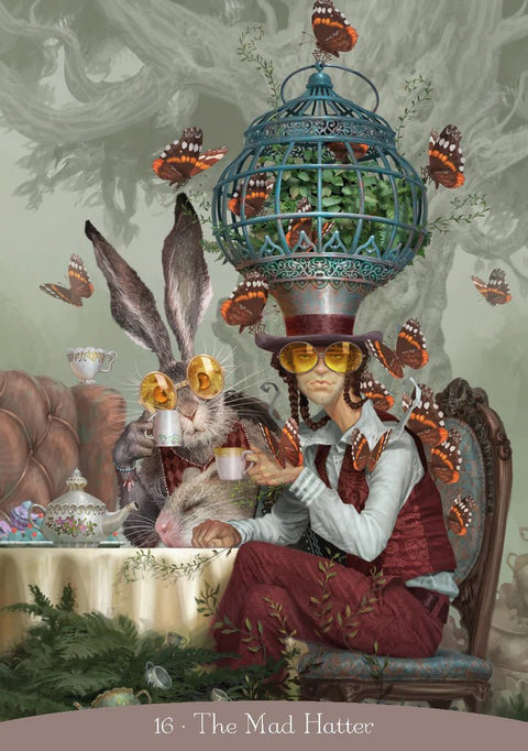 tarot korta Mad Hatter — iliustracija su žaliu metaliniu gaubtu virš galvos, oranžiniais drugeliais ir bordo liemene