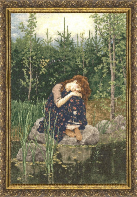 Gobelenas su aukso rėmu, rankų darbo 60×90 cm: melancholiška sėdinčios mergaitės prie tvenkinio scena su miško fonu