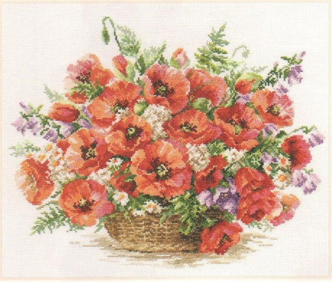 kryželiu siuvinėjimo rinkinys — užbaigtas raudonų aguonų ir smulkių baltų bei violetinių gėlių krepšelis, priekinis planas, 40×30 cm