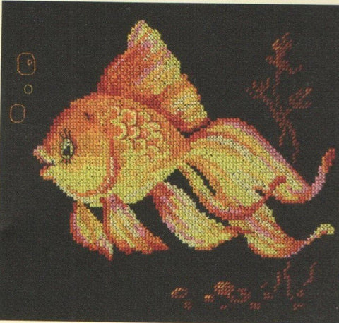 Kryželinio siuvinėjimo rinkinys baigtas: auksinės ir raudonos spalvų karpis ant juodo fono, detalių siūlių tekstūra (~30×30 cm)