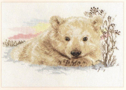 Siuvinėjimo rinkinys gulintis rusvas lokys ant sniego, detali priekinė kompozicija su smulkiais žolės motyvais, 40×30 cm drobė
