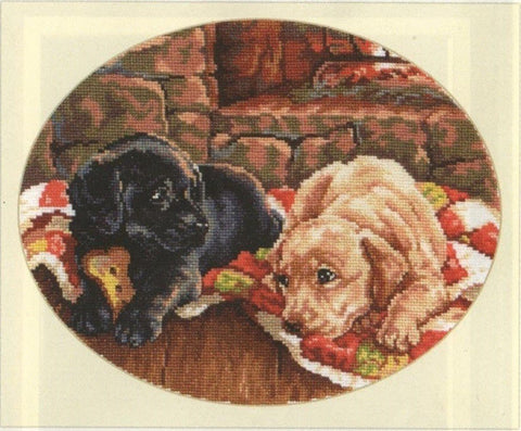 Kryželių rinkinys su dviem šuniukais ant pledo, ovalus baigtas siuvinėjimas, ruda ir juoda paletė, 30×25 cm