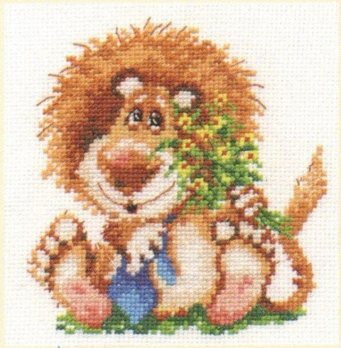 Siuvinėjimo rinkinys kryželiu: mielas sėdintis liūtas rudu ir žaliu siūlu, 20×20 cm, artimas frontinis kadras