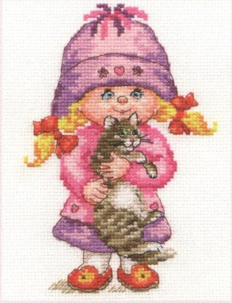 Kryželių siuvinėjimo rinkinys: mergaitė su violetine kepure ir raudonomis kasomis laiko pilką‑ruda katę