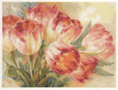 tapyba ant drobės: didelė švelnių rožinių ir oranžinių tulpžių puokštė, vintagiška paletė, horizontali 60×80 cm kompozicija, rodoma visa drobė