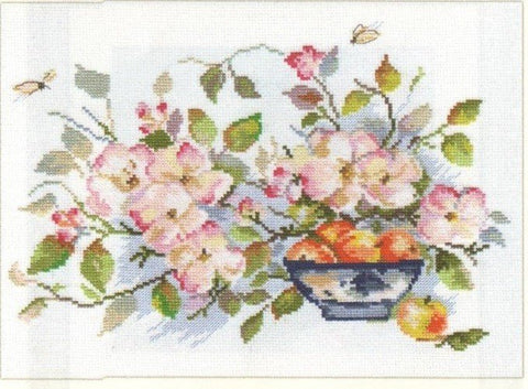 Kryželiu siuvinėjimo rinkinys su rožiniais žiedais ir mėlynu dubeniu obuoliams, pastelinė paletė, 30×40 cm