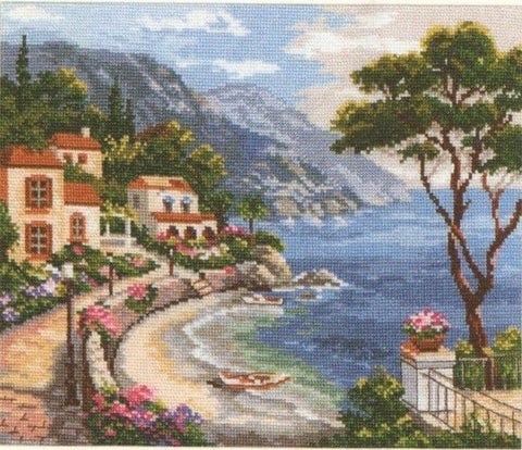 kryželiu siuvinėtas pajūrio panoraminis paveikslas, 40×30 cm, pastelinės spalvos, detalizuota pakrantės scena su nameliais, medžiu ir valtimis