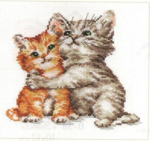 Kryželių rinkinys su dviem apkabinančiais kačiukais — oranžinis ir pilkas motyvas, 20×20 cm, subtilios spalvos