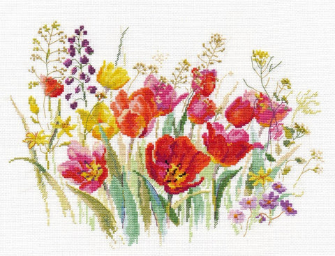 Siuvinėjimo rinkinys – baigtas baltame audinyje: ryškūs raudoni ir geltoni tulpės su smulkiais laukiniais žiedais, 30×24 cm