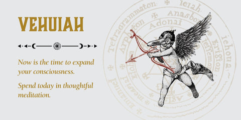 Angelų korta Vehuiah su sparnuotu kūdikiu, strėle pasiruošusiu šauti ir sigilu, skatinanti sąmonės plėtrą bei meditaciją