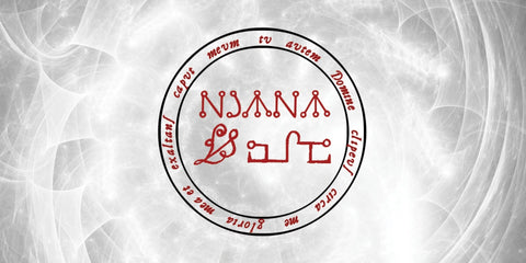 Plakatas su raudonu okultiniu ženklo žiedu ir lotyniškais užrašais ant šviesaus, migloto pilko fono