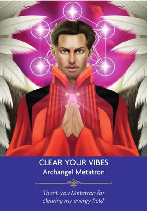 orakulo korta Clear Your Vibes su arkangelo Metatrono vaizdu, raudonas drabužis ir rankos sudėtos maldai, mistinė geometrinė šviesa fone