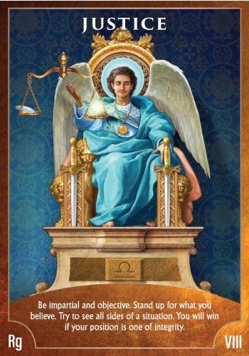 Tarot korta Teisingumas su mėlynu apsiaustu, svarstyklėmis ir kardu ant aukso trono, VIII variantas