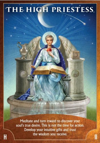 tarot korta The High Priestess, mėlynos ir sidabrinės spalvos iliustracija iš arti, vertikalus variantas su tekstu apačioje, pabrėžia intuiciją