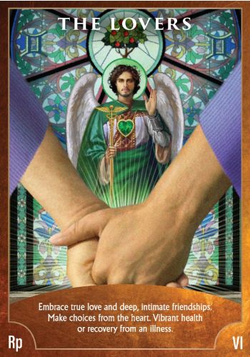 Tarot korta Meilužiai – priekinė kortos pusė su susikibusiomis rankomis, žaliu angelu ir vitražiniu fonu