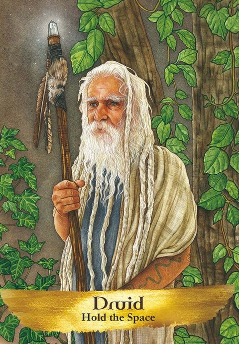 Druidų korta – stovintis baltaplaukis druidas, laikantis lazdos prie medžio su vijokliais fone ir auksine juosta „Hold the Space“