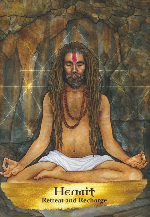 Meditacinis plakatas su sėdinčiu sadhu, ilgi kaspinėti plaukai ir maldos karoliai, geometrinė šviesa bei auksinė juosta Retreat and Recharge
