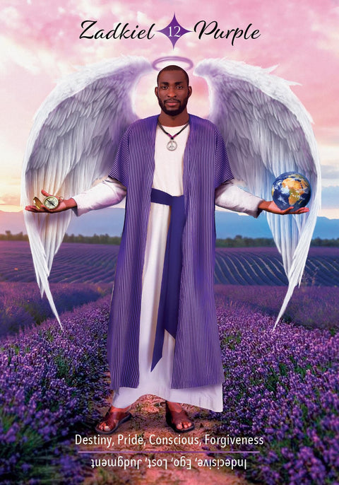 angelų korta Zadkiel Purple: violetinės tunikos angelas su baltomis sparnais, rankose laikantis pasaulį ir kompasą, fone levandų laukas