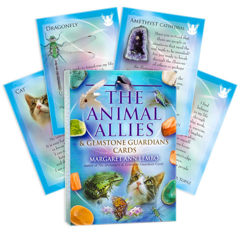 kortų rinkinys Animal Allies & Gemstone Guardians – spalvinga dėžutė su gyvūnų ir kristalų kortomis, penkios pavyzdinės kortos fone